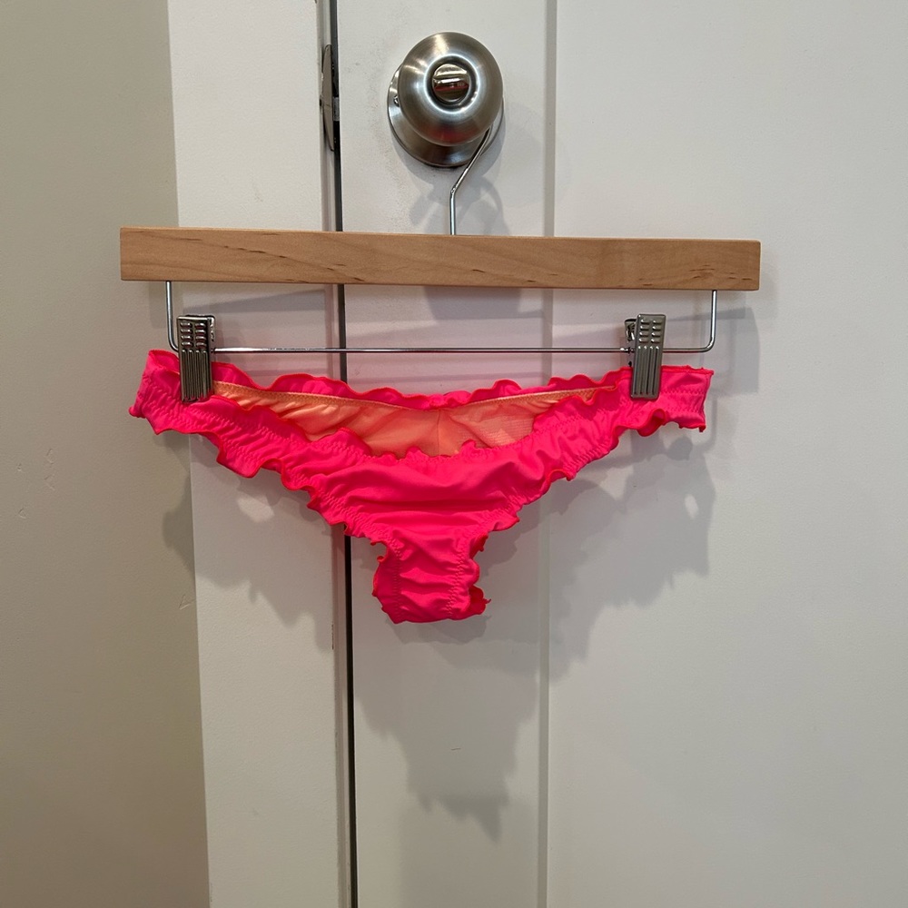 Cute ruffled Itsy swim bottom! They do not make this particular cut anymore.
